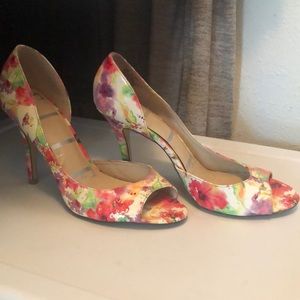 Elle size 10, 3 inch heel. Worn, good condition.
